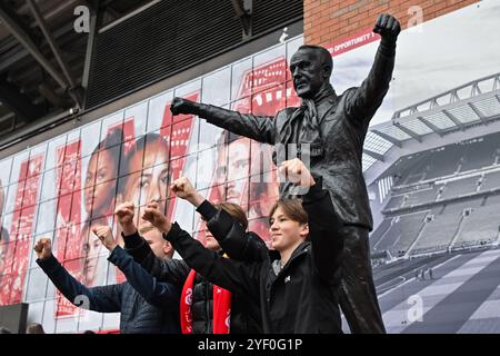 Fans posieren für ein Foto vor der Bill Shankly Statue vor dem Premier League Spiel Liverpool gegen Brighton und Hove Albion in Anfield, Liverpool, Großbritannien, 2. November 2024 (Foto: Cody Froggatt/News Images) Stockfoto