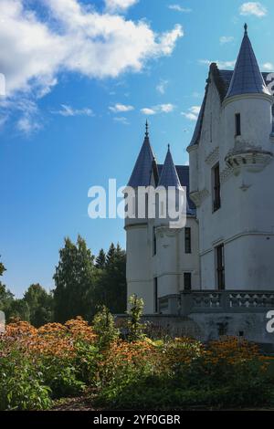 Weißes Schloss in Estland. Schloss Alatskivi. Märchenhaft weißes Schloss mit blauem Dach Stockfoto