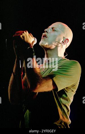 Vigevano Italien 26.06.1999: Pau (Paolo Bruni) Sänger und Gitarrist der italienischen Rockband Negrita während des Live-Konzerts im Castello von Vigenano Stockfoto