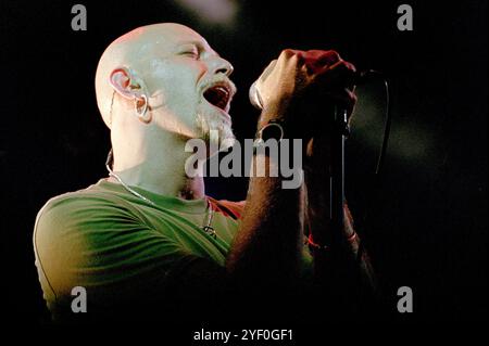 Vigevano Italien 26.06.1999: Pau (Paolo Bruni) Sänger und Gitarrist der italienischen Rockband Negrita während des Live-Konzerts im Castello von Vigenano Stockfoto