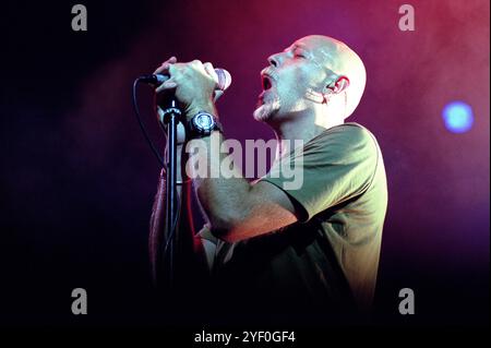 Vigevano Italien 26.06.1999: Pau (Paolo Bruni) Sänger und Gitarrist der italienischen Rockband Negrita während des Live-Konzerts im Castello von Vigenano Stockfoto