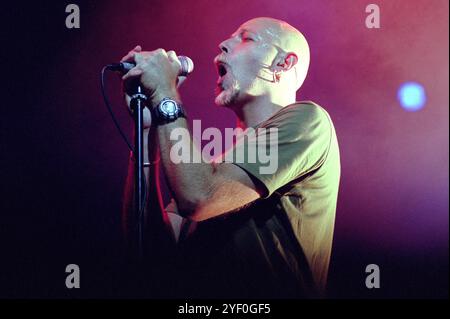 Vigevano Italien 26.06.1999: Pau (Paolo Bruni) Sänger und Gitarrist der italienischen Rockband Negrita während des Live-Konzerts im Castello von Vigenano Stockfoto