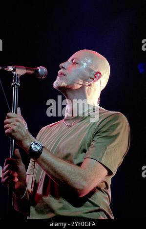 Vigevano Italien 26.06.1999: Pau (Paolo Bruni) Sänger und Gitarrist der italienischen Rockband Negrita während des Live-Konzerts im Castello von Vigenano Stockfoto