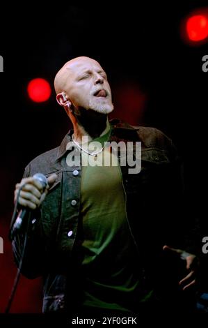 Vigevano Italien 26.06.1999: Pau (Paolo Bruni) Sänger und Gitarrist der italienischen Rockband Negrita während des Live-Konzerts im Castello von Vigenano Stockfoto