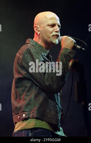 Vigevano Italien 26.06.1999: Pau (Paolo Bruni) Sänger und Gitarrist der italienischen Rockband Negrita während des Live-Konzerts im Castello von Vigenano Stockfoto