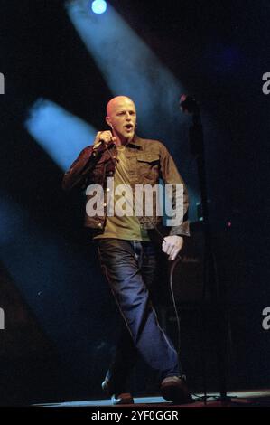 Vigevano Italien 26.06.1999: Pau (Paolo Bruni) Sänger und Gitarrist der italienischen Rockband Negrita während des Live-Konzerts im Castello von Vigenano Stockfoto