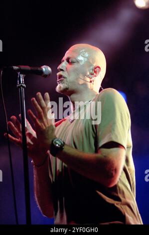 Vigevano Italien 26.06.1999: Pau (Paolo Bruni) Sänger und Gitarrist der italienischen Rockband Negrita während des Live-Konzerts im Castello von Vigenano Stockfoto