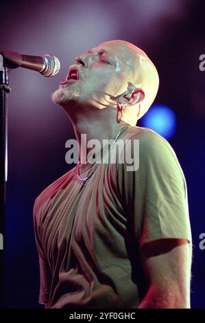 Vigevano Italien 26.06.1999: Pau (Paolo Bruni) Sänger und Gitarrist der italienischen Rockband Negrita während des Live-Konzerts im Castello von Vigenano Stockfoto