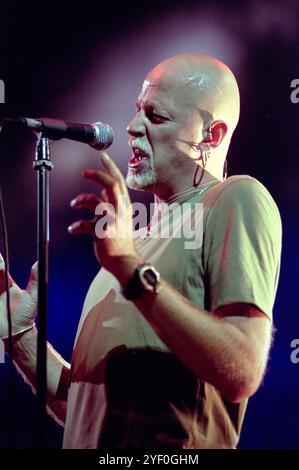 Vigevano Italien 26.06.1999: Pau (Paolo Bruni) Sänger und Gitarrist der italienischen Rockband Negrita während des Live-Konzerts im Castello von Vigenano Stockfoto