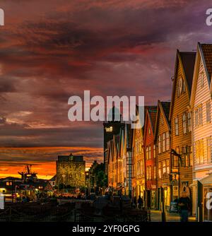 Sonnenuntergang bei Bryggen in Bergen, Westnorwegen. Bryggen steht auf der Liste des UNESCO-Weltkulturerbes. Stockfoto