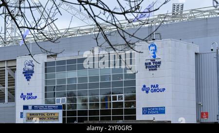 Deepdale, Preston, Großbritannien. November 2024. EFL Championship Football, Preston North End gegen Bristol City; Haupteingang des Deepdale Stadium Credit: Action Plus Sports/Alamy Live News Stockfoto