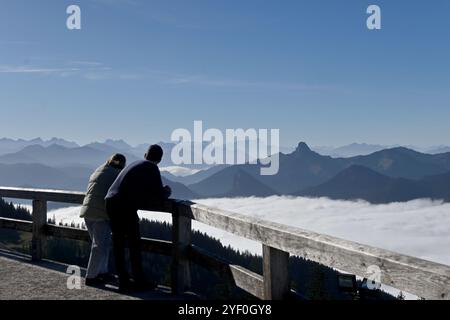 Rottach Egern, Deutschland. November 2024. Wanderer stehen auf dem Wallberg und betrachten den hohen Nebel im Tal unterhalb der Bayerischen Alpen. Quelle: Katrin Requadt/dpa/Alamy Live News Stockfoto