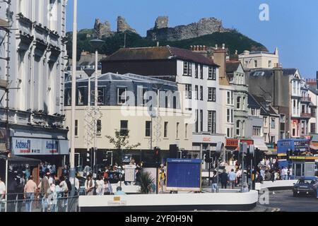 Blick auf Wellington Place und Hastings Castle von der Havelock Road, Hastings, East Sussex, England, Großbritannien. Um die 1980er Jahre Stockfoto