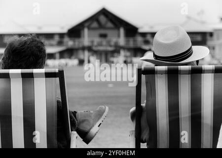 Zuschauer bei einem Cricket-spiel. Horntye Park, Hastings, East Sussex, England, Großbritannien Stockfoto