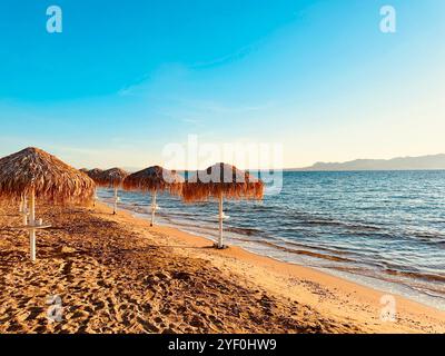 Sonnenschirme am Strand, Skala, Agistri, Saronische Inseln, Griechenland Stockfoto