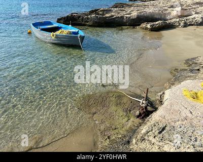 Nahaufnahme eines kleinen Fischerbootes am Strand, Agia Marina, Ägina, Saronischen Inseln, Griechenland Stockfoto