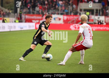 25 Jonas Bauer (SSV Jahn Regensburg, 25), 3 Bryan Hein (SSV Jahn Regensburg, 3), GER, SSV Jahn Regensburg vs. SV 07 Elversberg, Fussball, 2. Bundesliga, 11. Spieltag, Spielzeit 2024, 02.11.2024 (DFB DFL-Vorschriften verbieten jede Verwendung von Fotografien als Bildsequenzen und/oder Quasi-Video) Foto: Eibner-Pressefoto/Annika Graf Stockfoto