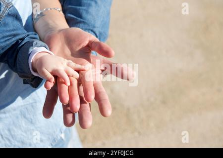 Nahaufnahme einer Mutter, eines Vaters und einer Tochter, die ihre Hände ausstreckt Stockfoto