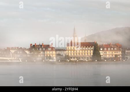 Caudebec-en-Caux, Blick über die seine an einem nebeligen Herbstmorgen in der Normandie, Frankreich Stockfoto