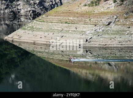 Fernansicht einer Frau Jetski auf dem Vasha-Damm im Sommer, Bulgarien Stockfoto