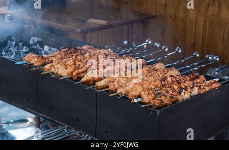 Nahaufnahme von Fleischspießen, die auf einem Kohlegrill gegrillt werden Stockfoto