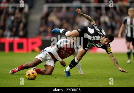 Sandro TONALi (rechts) von Newcastle United wird von Jurrien Timber (links) während des Premier League-Spiels im St. James' Park in Newcastle angegriffen. Bilddatum: Samstag, 2. November 2024. Stockfoto