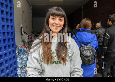 Madrid, Madrid, SPANIEN. November 2024. Die Jugendlichen Madrids haben sich voll und ganz bemüht, den Betroffenen des DANA in der valencianischen Gemeinde zu helfen, wo mehr als 200 Menschen gestorben sind (vorläufige Zahl) und die eine Spur der Verwüstung hinterlassen hat, mit Häusern, die von den Überschwemmungen völlig zerstört wurden, und Tausenden von Familien, die alles verloren haben. Yaiza Llano ist eine junge Frau aus Madrid, die im Stadtteil Valdezarza lebt und die betroffene Region aus erster Hand kennt, da sie ihre Sommer mit ihrer Familie in Paiporta und Valencia verbringt, seit sie 3 Jahre alt ist und dies auch getan hat Stockfoto