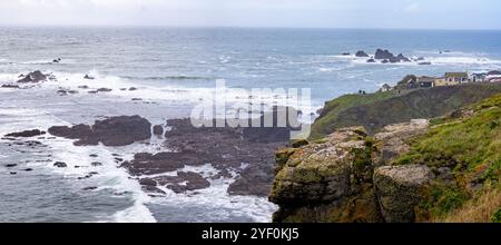 Panoramablick auf den Lizard Point mit Blick auf das Meer auf der Lizard Peninsula, Cornwall, Großbritannien am 21. Oktober 2024 Stockfoto