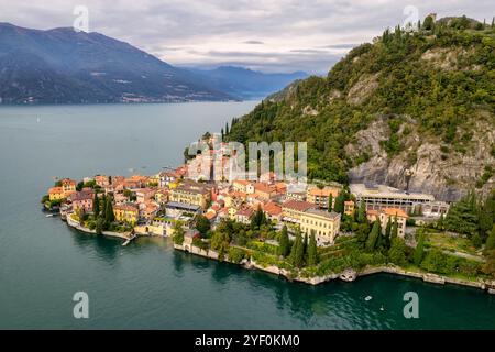 Aus der Vogelperspektive in das Land des Dorfes Varenna am Ufer des Comer Sees, Lombardei, Italien Stockfoto