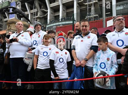 London, Großbritannien. November 2024. November 2024; Allianz Stadium, London, England: Herbst Rugby International, England gegen Neuseeland; England Fans erwarten die Ankunft ihres Teams Credit: Action Plus Sports Images/Alamy Live News Stockfoto