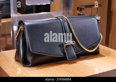 MODETASCHE FÜR DAMEN IN DER SALVATORE FERRAGAMO FASHION BOUTIQUE Stockfoto