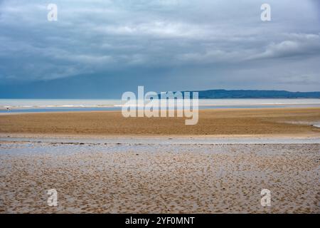 Cumber Sands an einem Herbsttag, Blick auf den Strand und den Ärmelkanal, East Sussex, England Stockfoto