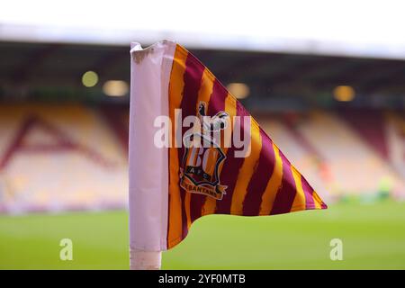 Bradford, Großbritannien. Oktober 2024. Eine Ansicht der Eckflagge vor dem Spiel Bradford City gegen Aldershot Town FA Cup Runde 1 im University of Bradford Stadium, Bradford, Großbritannien am 2. November 2024 Credit: Every Second Media/Alamy Live News Stockfoto