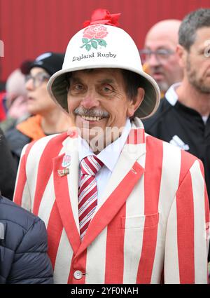 London, Großbritannien. November 2024. November 2024; Allianz Stadium, London, England: Herbst Rugby International, England gegen Neuseeland; ein sehr gut gekleideter England Fan Credit: Action Plus Sports Images/Alamy Live News Stockfoto