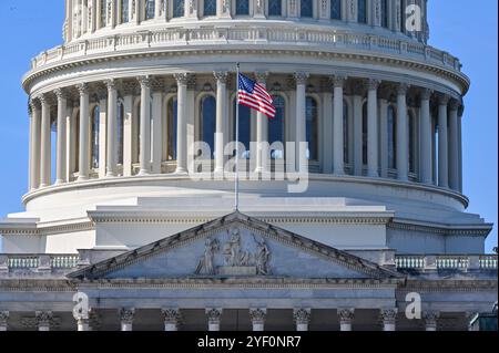 Washington, Usa. 30. Oktober 2024. Das U.S. Capitol Building, Sitz des US-Kongresses, Washington, 30. Oktober 2024. Das Kapitol ist heutzutage vor allem mit Touristen und Arbeitern gefüllt, die die Tribüne für die Amtseinführung des neuen Präsidenten der Vereinigten Staaten vorbereiten. Der Kongress befindet sich in der Pause und die Gesetzgeber führen Wahlkampagnen in ihren Bezirken durch. Quelle: Alan Lexa/CTK Photo/Alamy Live News Stockfoto