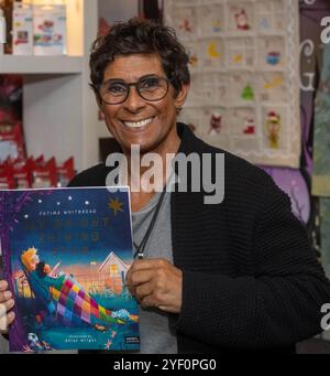 Brentwood, Großbritannien. November 2024. Fatima Whitbread MBE, die den Weltrekord für Speer hielt und eine ehemalige BBC Sports Persönlichkeit des Jahres ist, feierte die Veröffentlichung ihres neuen Buches My Bright Shining Star mit einer Veranstaltung im Chicken and Frog Buchladen Brentwood Essex Credit: Ian Davidson/Alamy Live News Stockfoto