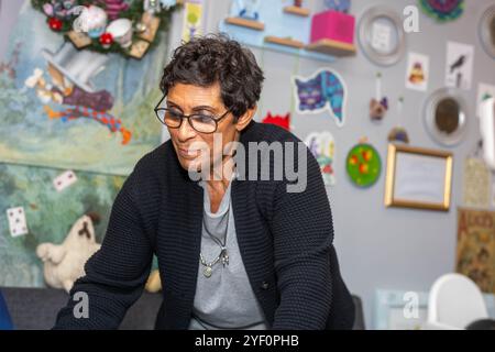 Brentwood, Großbritannien. November 2024. Fatima Whitbread MBE, die den Weltrekord für Speer hielt und eine ehemalige BBC Sports Persönlichkeit des Jahres ist, feierte die Veröffentlichung ihres neuen Buches My Bright Shining Star mit einer Veranstaltung im Chicken and Frog Buchladen Brentwood Essex Credit: Ian Davidson/Alamy Live News Stockfoto