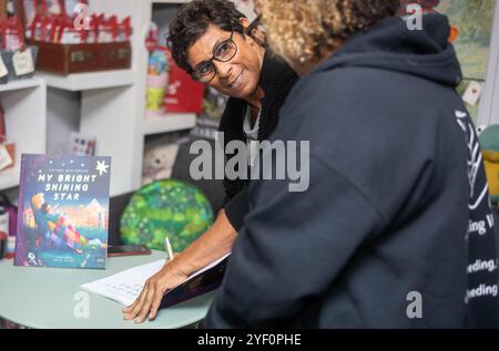 Brentwood, Großbritannien. November 2024. Fatima Whitbread MBE, die den Weltrekord für Speer hielt und eine ehemalige BBC Sports Persönlichkeit des Jahres ist, feierte die Veröffentlichung ihres neuen Buches My Bright Shining Star mit einer Veranstaltung im Chicken and Frog Buchladen Brentwood Essex Credit: Ian Davidson/Alamy Live News Stockfoto