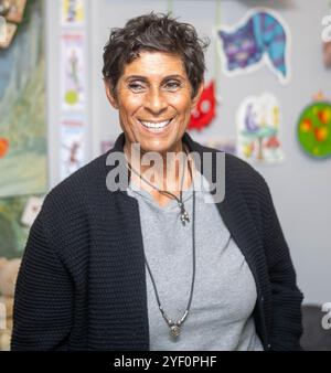 Brentwood, Großbritannien. November 2024. Fatima Whitbread MBE, die den Weltrekord für Speer hielt und eine ehemalige BBC Sports Persönlichkeit des Jahres ist, feierte die Veröffentlichung ihres neuen Buches My Bright Shining Star mit einer Veranstaltung im Chicken and Frog Buchladen Brentwood Essex Credit: Ian Davidson/Alamy Live News Stockfoto