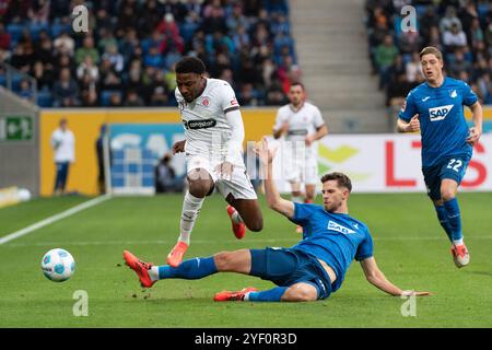 v. li. im Zweikampf Oladapo Afolayan (FC St. Pauli, #17), Anton Stach (TSG 1899 Hoffenheim, #16) GER, TSG 1899 Hoffenheim vs. FC St. Pauli, Fussball, Herren, 1. Bundesliga, 9. Spieltag, Spielzeit 2024/2025, 02.11.2024, DFL/DFB-VORSCHRIFTEN VERBIETEN JEDE VERWENDUNG VON FOTOGRAFIEN ALS BILDSEQUENZEN UND/ODER QUASI-VIDEO, Foto: Eibner-Pressefoto/Wolfgang Frank Stockfoto