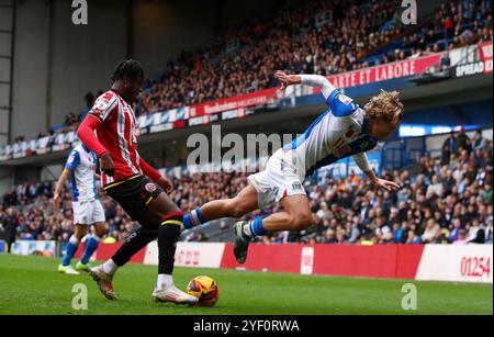 Todd Cantwell der Blackburn Rovers wird von Andre Brooks von Sheffield United (links) während des Sky Bet Championship Matches in Ewood Park, Blackburn, angegriffen. Bilddatum: Samstag, 2. November 2024. Stockfoto