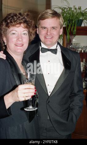 Schnappschuss der festlichen Silvesterparty 1988 mit attraktivem Paar in formeller Kleidung, New York City, USA Stockfoto