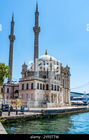 Ortakoy-Moschee mit Bosporus-Brücke in Istanbul, Türkei. Stockfoto