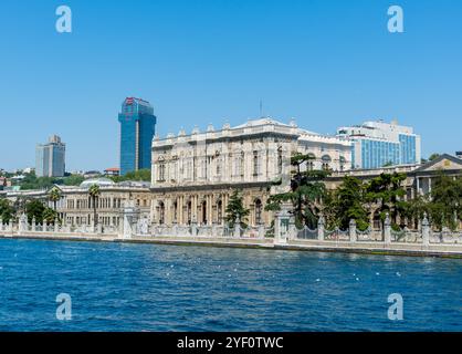 Fahrt mit der öffentlichen Fähre auf dem Bosporus mit Blick auf den Dolmabahce-Palast in Istanbul, Türkei. Stockfoto