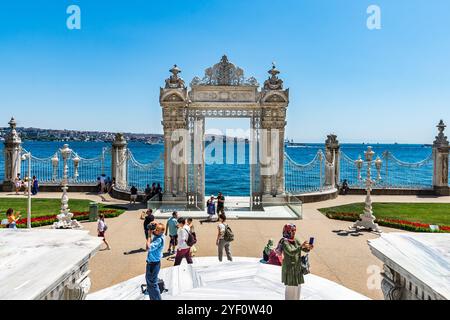 Kaisertor des Dolmabahce-Palastes in Istanbul, Türkei. Stockfoto