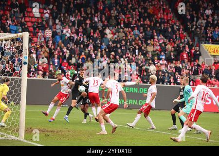 13 Alexander Bittroff (SSV Jahn Regensburg, 13), 5 Rasim Bulic (SSV Jahn Regensburg, 5), 10 Christian Viet (SSV Jahn Regensburg, 10), 3 Bryan Hein (SSV Jahn Regensburg, 3), 27 Filimon Gerezgiher (SV 07 Elversberg, 27), GER, SSV Jahn Regensburg vs. SV 07 Elversberg, Fussball, 2. Bundesliga, 11. Spieltag, Spielzeit 2024, 02.11.2024 (DFB DFL-Vorschriften verbieten jede Verwendung von Fotografien als Bildsequenzen und/oder Quasi-Video) Foto: Eibner-Pressefoto/Annika Graf Stockfoto
