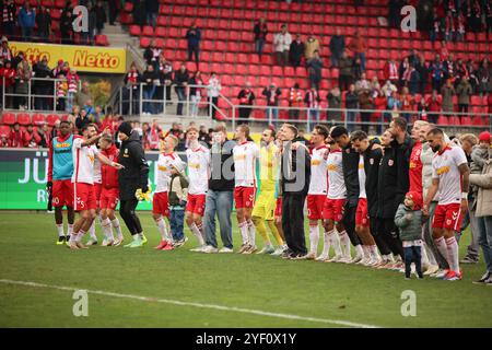 40 Mansour Ouro-Tagba (SSV Jahn Regensburg, 40), 5 Rasim Bulic (SSV Jahn Regensburg, 5), 3 Bryan Hein (SSV Jahn Regensburg, 3), 37 Leopold Wurm (SSV Jahn Regensburg, 37), 16 Louis Breunig (SSV Jahn Regensburg, 16), 13 Alexander Bittroff (SSV Jahn Regensburg, 13), 14 Robin Ziegele (SSV Bundesliga, 11. Spieltag, Spielzeit 2024, 02.11.2024 (DFB DFL-Vorschriften verbieten jede Verwendung von Fotografien als Bildsequenzen und/oder Quasi-Video) Foto: Eibner-Pressefoto/Annika Graf Stockfoto