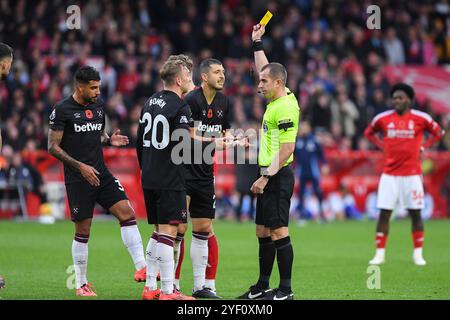 Schiedsrichter Peter Bankes zeigt Guido Rodr'guez von West Ham United während des Premier League-Spiels zwischen Nottingham Forest und West Ham United am City Ground, am Samstag, den 2. November 2024, eine gelbe Karte. (Foto: Jon Hobley | MI News) Credit: MI News & Sport /Alamy Live News Stockfoto