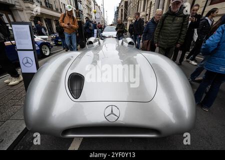 London, Großbritannien. 2. November 2024. Ein Mercedes-Benz W 196 R, 1955, bei einer Ausstellung von Veteranenautos und mehr in der Pall Mall im St James’s Motorspektakel. Die Veteranenfahrzeuge werden am nächsten Morgen im RM Sotheby’s London zum Brighton Veteran Car Run gefahren, der zum 128. Mal mit Teilnehmern aus aller Welt stattfindet. Die Veranstaltung wird vom Royal Automobile Club außerhalb des Hauptsitzes ausgerichtet. Quelle: Stephen Chung / Alamy Live News Stockfoto