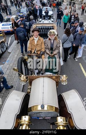 London, Großbritannien. 2. November 2024. Ein Paar in historischen Kostümen in ihrem Mercedes-Simplex, 1904, bei einer Ausstellung von Veteranenautos und mehr in der Pall Mall im St James’s Motorspektakel. Die Veteranenfahrzeuge werden am nächsten Morgen im RM Sotheby’s London zum Brighton Veteran Car Run gefahren, der zum 128. Mal mit Teilnehmern aus aller Welt stattfindet. Die Veranstaltung wird vom Royal Automobile Club außerhalb des Hauptsitzes ausgerichtet. Quelle: Stephen Chung / Alamy Live News Stockfoto